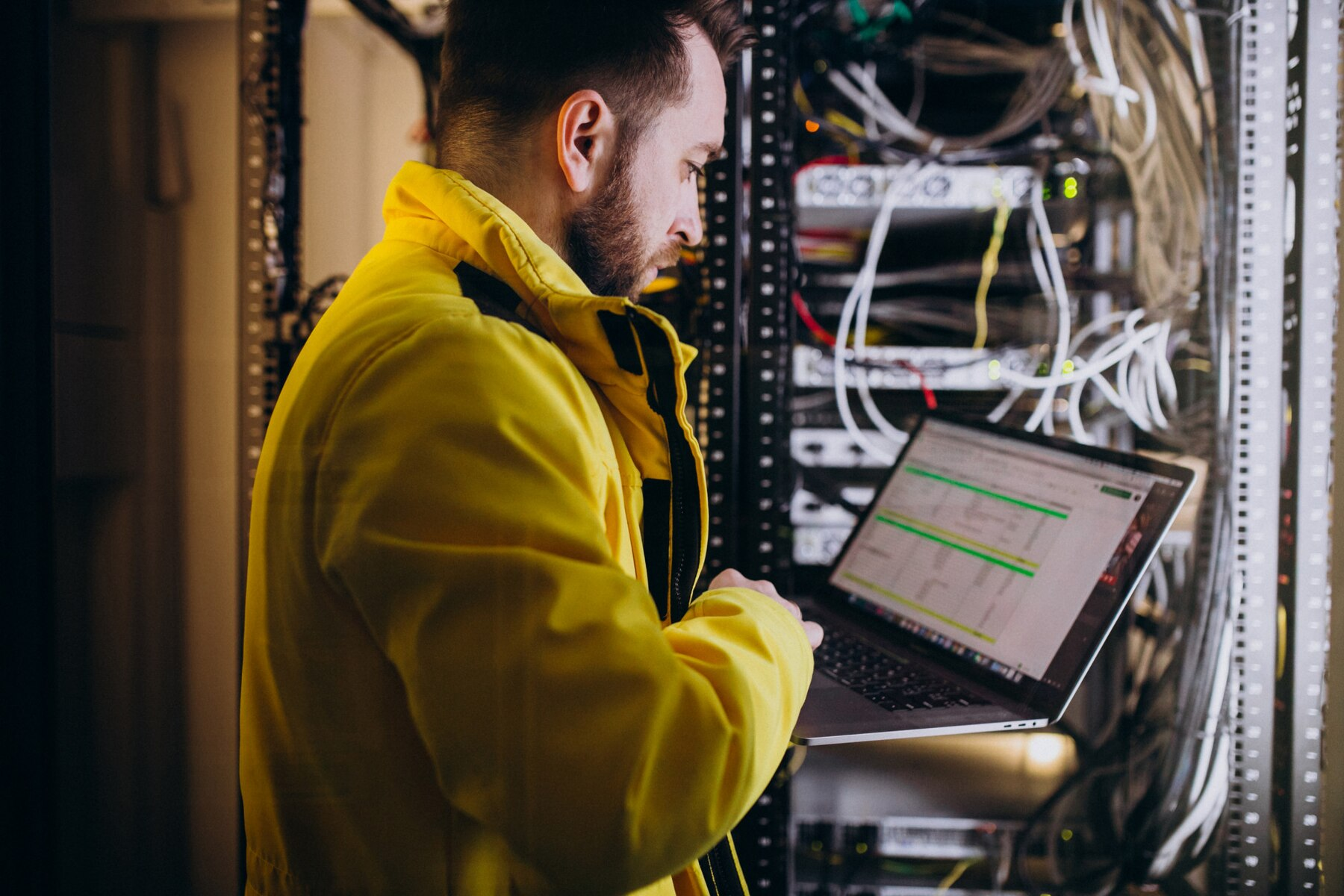 Un technicien qui contrôle les serveurs