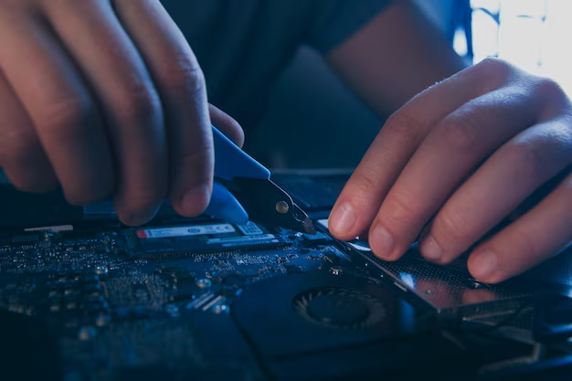 Un technicien qui répare un équipement